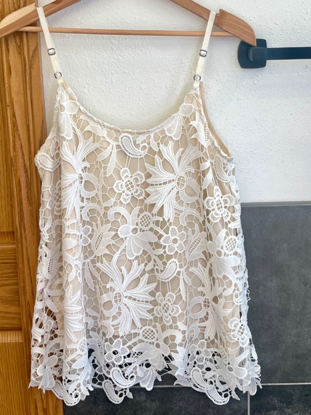 Cabi Ivory Lace Overlay Nude Sleeveless Tank Top Cami Blouse Womens Size Small - Picture 12 of 12